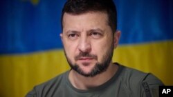 Presiden Ukraina Volodymyr Zelenskyy menghadiri pertemuan dengan sejumlah pejabat militer dalam kunjungannya ke wilayah Dnipropetrovsk pada 8 Juli 2022. (Foto: Ukrainian Presidential Press Office via AP, File)