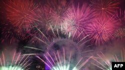 Kembang api di sekitar London Eye saat perayaan Tahun Baru di pusat kota London tepat setelah tengah malam pada 1 Januari 2020. (Foto: AFP/Daniel Leal-Olivas)