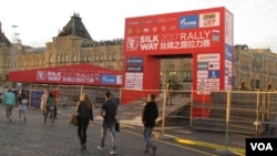 中国利用“一带一路”项目对中亚地区等国扩大影响。2017年7月，工人们正在莫斯科红场准备从俄罗斯经过中亚到中国的“丝路拉力赛”起跑仪式。（美国之音白桦摄）