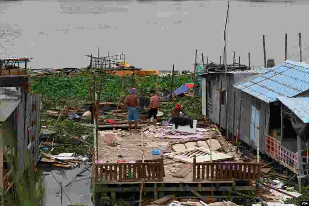 A group of Vietnamese migrants are dismantling a floating house in Prek Pra commune, Chbar Ampov district, Phnom Penh, June 12, 2021. (Vicheika Kann/VOA)