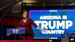 资料照片:时为亚利桑那州联邦参议员共和党候选人的卡丽·莱克在亚利桑那州格伦代尔为时为共和党副总统候选人的JD·万斯参议员举行的竞选活动上讲话。(2024年7月31日)