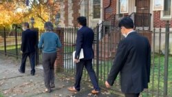 រូប​ឯកសារ៖ ក្រុមមេដឹកនាំ​បក្ស​សង្គ្រោះជាតិ​ដែល​រួម​មាន​ទាំង​អ្នកស្រី មូរ សុខហួរ (ទីពីរ​រាប់​ពី​ឆ្វេង) ផង​នោះ ដើរ​នៅ​ខាងមុខ​ស្ថានទូតខ្មែរនៅក្នុងរដ្ឋធានីវ៉ាស៊ីនតោន​។ (ម៉ែន គឹមសេង/វីអូអេ)