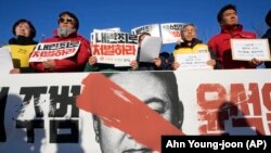 បាតុករ​ទាមទារ​ឲ្យ​ប្រធានាធិបតី​កូរ៉េខាងត្បូង លោក Yoon Suk Yeol ចុះចេញពី​តំណែង​នៅមុខ​រដ្ឋសភា​ក្នុង​ទីក្រុង​សេអ៊ូល ប្រទេស​កូរ៉េខាងត្បូង កាលពី​ថ្ងៃ​ពុធ ទី៤ ខែធ្នូ ឆ្នាំ២០២៤។