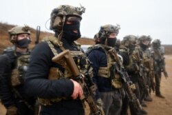 Pripadnici specijalnih jedinica Vojske SAD tokom završnog segmenta združene obuke sa pripadnicima jedinica za specijalne operacije Vojske Srbije, na poligonu "Peskovi" kod Požarevca, 26. novembra 2021. (Foto: Ministarstvo odbrane Srbije)