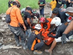Tim Basarnas mengevakuasi korban erupsi Gunung Semeru yang meninggal dunia (foto Basarnas Surabaya).