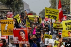 Demonstran turun ke jalan untuk memprotes junta militer Myanmar di Mandalay, Myanmar, 18 Februari 2021. (Foto: AP)
