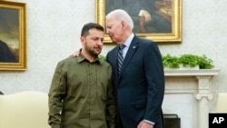 Presiden Ukraina Volodymyr Zelenskyy (kiri) dan Presiden AS Joe Biden bertemu di Gedung Putih, Washington, pada 21 September 2023. (Foto: AP/Evan Vucci)