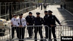 Policija je ogradila ulice oko sudnice na Menhetnu gde pred sud izlazi bivši predsednik Donald Tramp, 4. aprila 2022. Foto: Rojters/Eduardo Munoz.