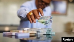 Fluktuasi nilai tukar rupiah diperkirakan akan bergejolak hingga Bank Sentral Amerika memastikan menaikkan tingkat suku bunga. (Foto: ilustrasi). 