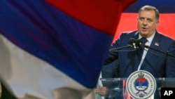 Milorad Dodik govori na skupu na kojem je negiran genocid u Srebrenici, 19. aprila 2024. (Foto:AP/Radivoje Pavičić)