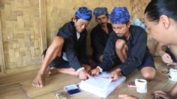 Perwakilan dari Lembaga Adat Suku Baduy memberikan cap jempol untuk surat terbuka kepada Presiden Joko Widodo (Fajar Yugaswara)