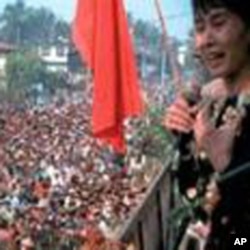 昂山素季在仰光对几十万民众发表讲话。