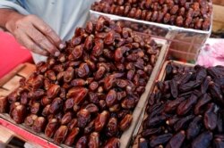 Kurma merupakan sajian berbuka yang khas bagi banyak warga Muslim dunia, dan tradisi ini telah berlangsung berabad-abad.(REUTERS / Akhtar Soomro/ilustrasi)