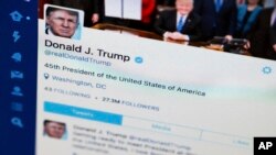 Twitter milik Presiden Donald Trump yang difoto dari layar komputer di Washington, 3 April 2017.
