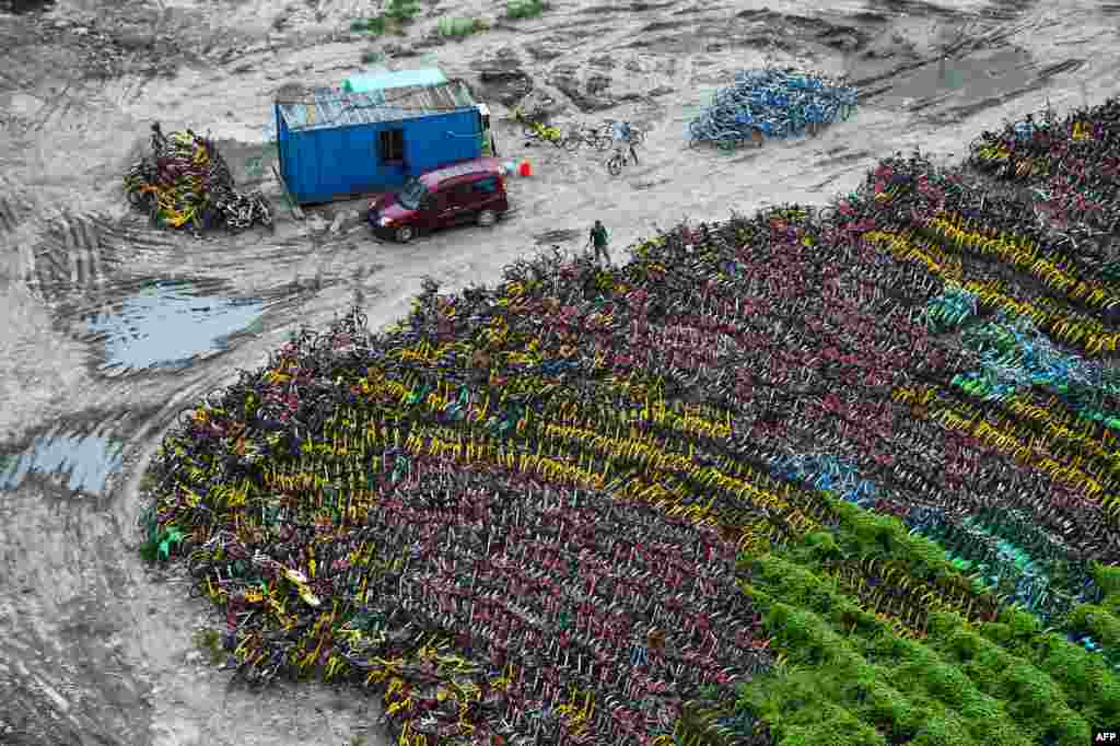 2017年8月24日在上海的一个临时停车场被遗弃的自行车。自行车分享行业已经被中国城市居民广泛使用,发展迅速,但共享单车迅猛成长也带来乱局丛生。当局做出规定,以防止未使用的自行车充斥街头。上海上周宣布禁止在城市为此投放更多的自行车,以防止人行道混乱。