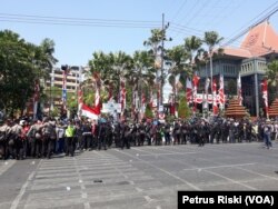 Polisi memisahkan massa pro 2019 Ganto Presiden dan massa yang menolak aksi dan deklarasi itu sebelum akhirnya dibubarkan.