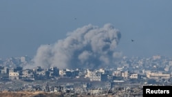 Asap mengepul usai serangan Israel di dalam wilayah Jalur Gaza, di tengah konflik Israel dan Hamas, seperti yang terlihat dari Israel selatan, 1 Januari 2025.