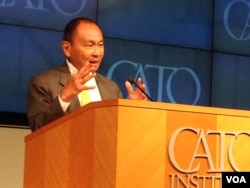 福山在研讨会上发言（美国之音莉雅拍摄）