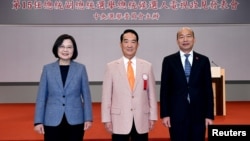 左起：台湾总统候选人蔡英文，宋楚瑜和韩国瑜在台北举行电视辩论表述政见之前合影。（2019年12月18日）