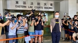 香港歌手黄耀明8月5日到东区裁判法院应讯，他2018年3月出席前立法会议员区诺轩选举造势晚会唱歌，被廉政公署起诉涉嫌违反选举舞弊条例，获裁判官批准签保守行为撤案 (美国之音/汤惠芸)