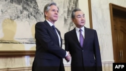 Menteri Luar Negeri AS Antony Blinken (kiri) berjabat tangan dengan Direktur Kantor Komisi Luar Negeri Pusat China Wang Yi di Diaoyutai State Guesthouse di Beijing pada 19 Juni 2023. (Foto: AFP)