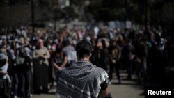 Sejumlah demonstran menghadiri aksi protes di Berkeley, California, pada 11 Maret 2025, menyusul penangkapan terhadap aktivis Mahmoud Khalil oleh petugas imigrasi AS. (Foto: Reuters/Carlos Barria)