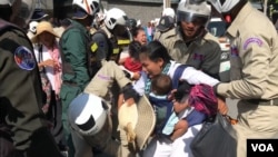 Securities and authorities are dragging the people who are embroiled in land dispute with Chinese company, doing the protest in front of Chinese embassy on 13 August 2019. (Kann Vicheika/VOA Khmer)