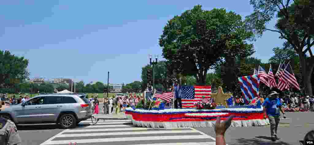 华盛顿独立日庆祝游行街头即景。(2025年7月4日)