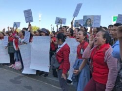 រូបឯកសារ៖ បុគ្គលិកក្រុមហ៊ុន​ ណាហ្គាវើសដ៍ (NagaWorld) ធ្វើ​កូដកម្ម​នៅ​ខាង​មុខ​កាស៊ីណូ​ ណាហ្គា ​វើសដ៍ រាជធានី​ភ្នំពេញ​ ទាមទារ​ឲ្យ​ក្រុម​ហ៊ុន​ដោះ​ស្រាយ​បញ្ហា​រំលោភ​សិទ្ធិ​ការងារ នៅ​ថ្ងៃទី​៩ ខែមករា ឆ្នាំ​២០២០។ (កាន់ វិច្ឆិកា/VOA)