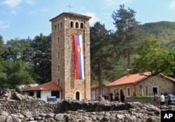 Arhiva - Srpska trobojka na tornju Pećke patrijaršije, dan pred posetu patrijarha Srpske pravoslavne crkve Irineja 2. oktobra 2010, u Peći, Kosovo.