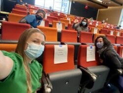 Nakes Dita Nasroel Chas di Texas bersama rekan-rekan di ruang observasi pasca vaksinasi COVID-19 (dok: Dita)