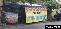 Tenda dan identitas warung makan di Solo menyajikan kuliner dari daging anjing, Jumat, 6 Desember 2019. (Foto : VOA / Yudha Satriawan)