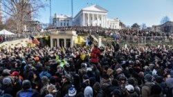 Veliki broj ljudi stajao je i ispred skupštine Virdžinije u kojoj aktivisti razgovaraju sa predstavnicima lokalne vlasti