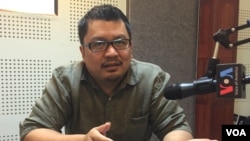 រូបឯកសារ៖ លោក អ៊ូ វីរៈ ប្រធាន​វេទិកា​អនាគត​មាន​ប្រសាសន៍​អំពី​ស្ថានភាព​ទំនាក់ទំនង​នយោបាយ​រវាង​គណបក្ស​ប្រជាជន​និង​គណបក្ស​សង្គ្រោះ​ជាតិ នៅក្នុង​បន្ទប់​ផ្សាយ​របស់ VOA ក្នុង​ទីក្រុង​ភ្នំពេញ ប្រទេស​កម្ពុជា។ (VOA)