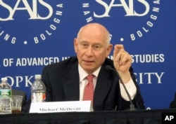 退休美国海军少将，现任海军分析中心资深研究员麦德伟