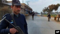 Pasukan keamanan Pakistan melakukan penjagaan di lokasi yang rawan serangan pemberontak (foto: ilustrasi). 