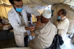 Seorang pria menerima suntikan vaksin COVID-19 buatan Jhonson & Jhonson di Kabul, Afghanistan, 11 Juli 2021.