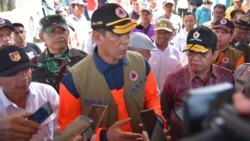 Kepala BNPB Letjen TNI Doni Monardo berbicara dengan warga yang baru terkena bencana (Foto: BNPB).