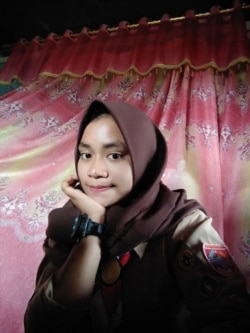 Rosmini binti Darwis berseragam Pramuka (courtesy: Facebook).