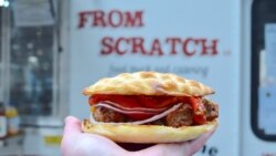 Pljeskavica sa ajvarom i kajmakom - jedno od najpopularnijih jela sa jelovnika kamiona "From Scratch"