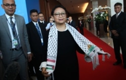 Menteri Luar Negeri Retno Marsudi mengenakan selendang berhias bendera Palestina dan Indonesia, di sela-sela acara Bali Democracy Forum ke-10 yang diadakan di Serpong, Banten, 7 Desember 2017. (Foto: Antara/Muhammad Iqbal via REUTERS)