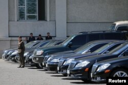 지난 2016년 5월 평양 인민문화궁전 앞에 독일산 벤츠 승용차가 주차되어 있다.