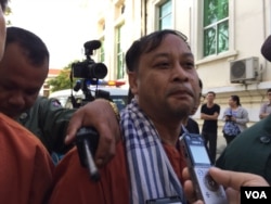 Mr. Nay Vanda, Adhoc's rights defender, was escorted by the security officers at the appeal court, Phnom Penh, on November 28, 2016.