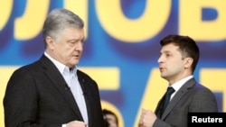 Petro Porošenko (L) i Volodimir Zelenskij (D)