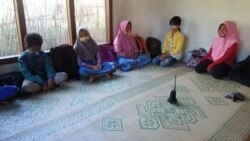 Para siswa SD Negeri 1 Ngadirojo, Gladasari, Boyolali menyimak pelajaran dari guru yang disiarkan lewat HT (foto: courtesy).