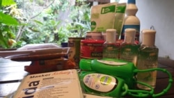 Masker dan sabun cuci tangan menjadi belanjaan wajib masyarakat Indonesia akhir-akhir ini. (Foto: Nurhadi Sucahyo/VOA)