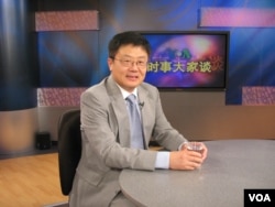 曾经在美国智库布鲁金斯学会担任过研究员的新加坡国立大学李光耀公共政策学院前特聘讲座教授黄靖在接受美国之音时事大家谈节目采访。（2007年7月17日）