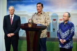 Menko Maritim dan Investasi Luhut Binsar Pandjaitan beserta Tony Blair dan Masayoshi Son saat memberikan keterangan pers di Kantor Presiden, Jakarta, Jumat, 28 Februari 2020. (Biro Setpres)