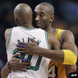 Kobi Brajant čestita Reju Alenu obaranje rekorda po broju postignutih trojki u karijeri