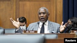 Gregory Meeks dalam sidang Komite Jasa Keuangan DPR di Gedung Capitol, Washington, AS, 30 September 2021. (Al Drago/Pool via REUTERS)